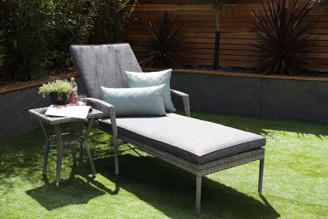 IRIS LOUNGER WITH SIDE TABLE