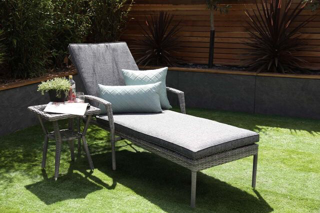 Iris Lounger with Side Table