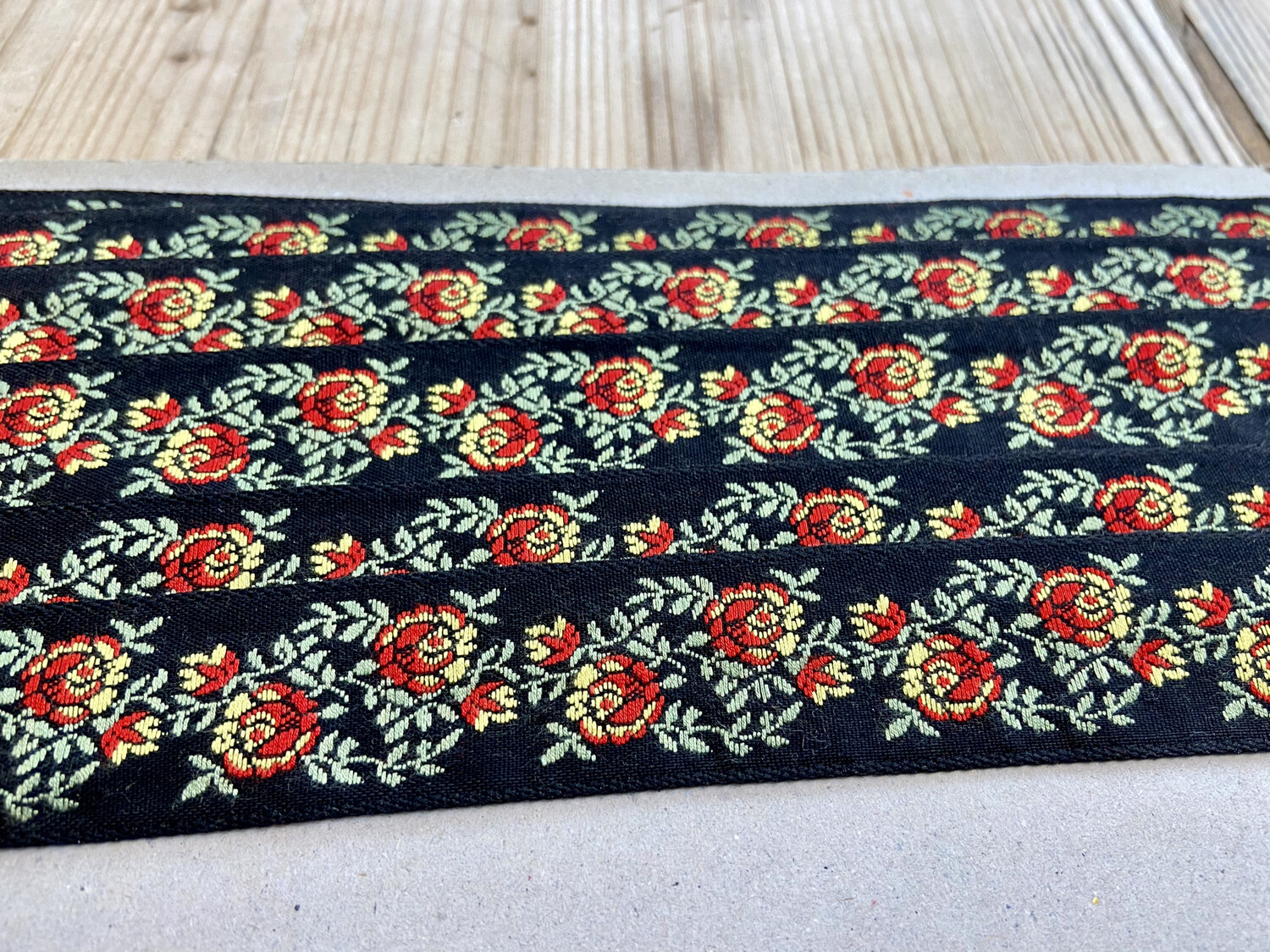 Passamaneria Vintage Base Nera e Rose