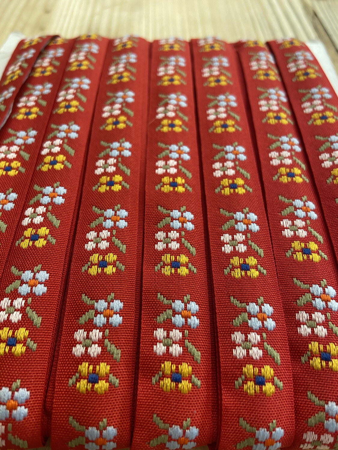 Passamaneria Vintage con Fiori Ricamati 1,5 cm