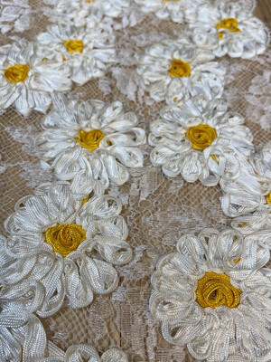 Pizzo alto con margherite