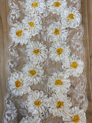 Pizzo alto con margherite