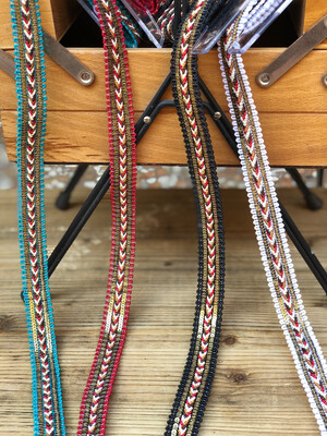 Bordo con Paillettes Oro e Treccia