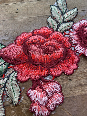 Applicazione Ramage Rosa Ricamata