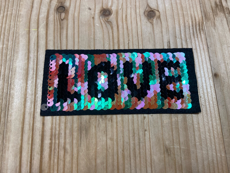 Applicazione Love con paillettes reversibili Applicazione Love con paillettes reversibili