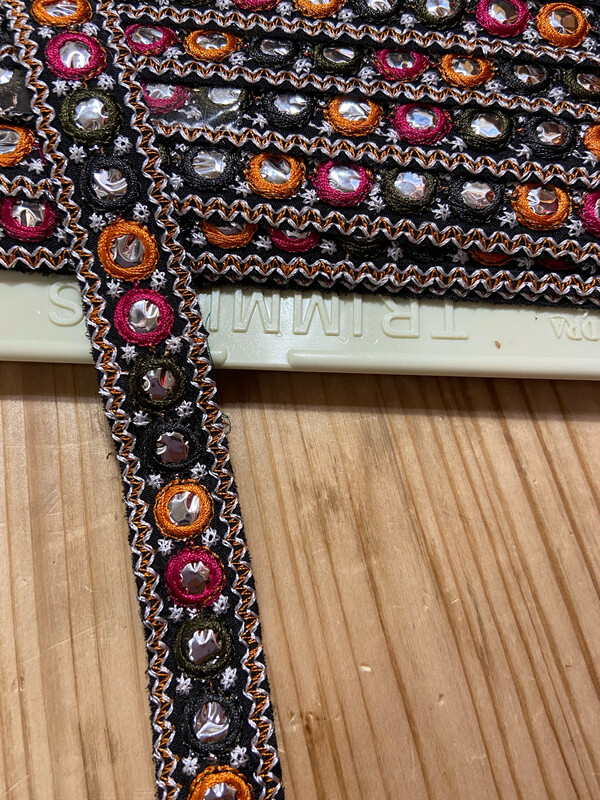 Bordo Basso con ricami e Specchietti Multicolor