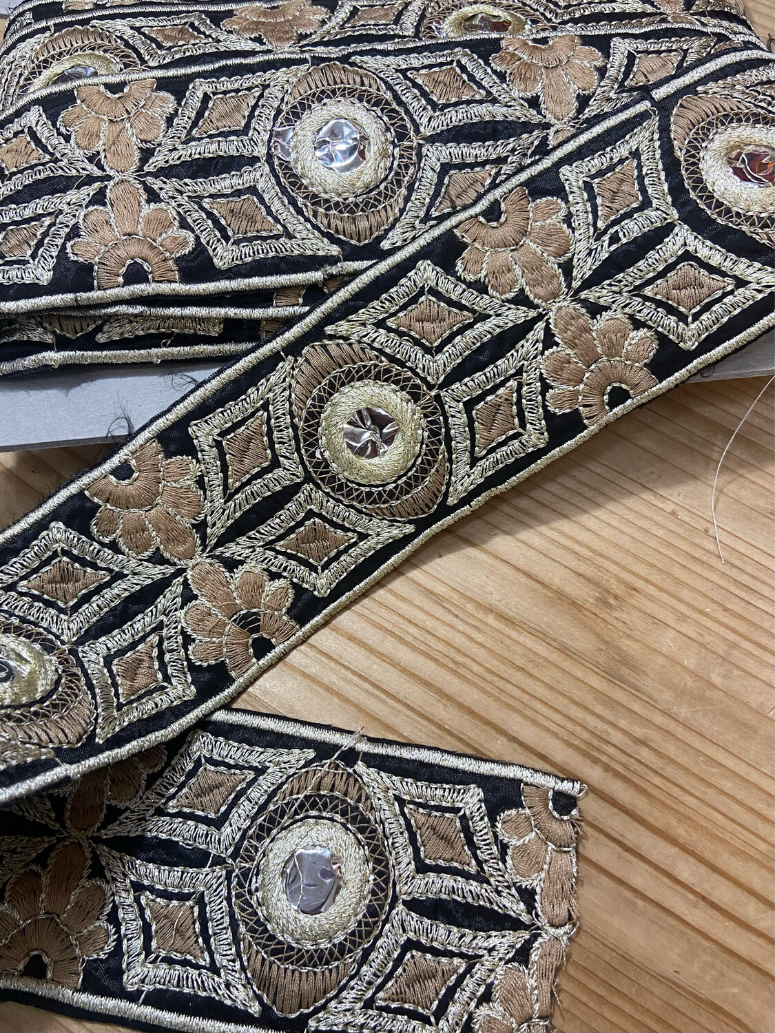 Bordo Ricamato con specchietti Maya