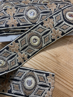 Bordo Ricamato con specchietti Maya