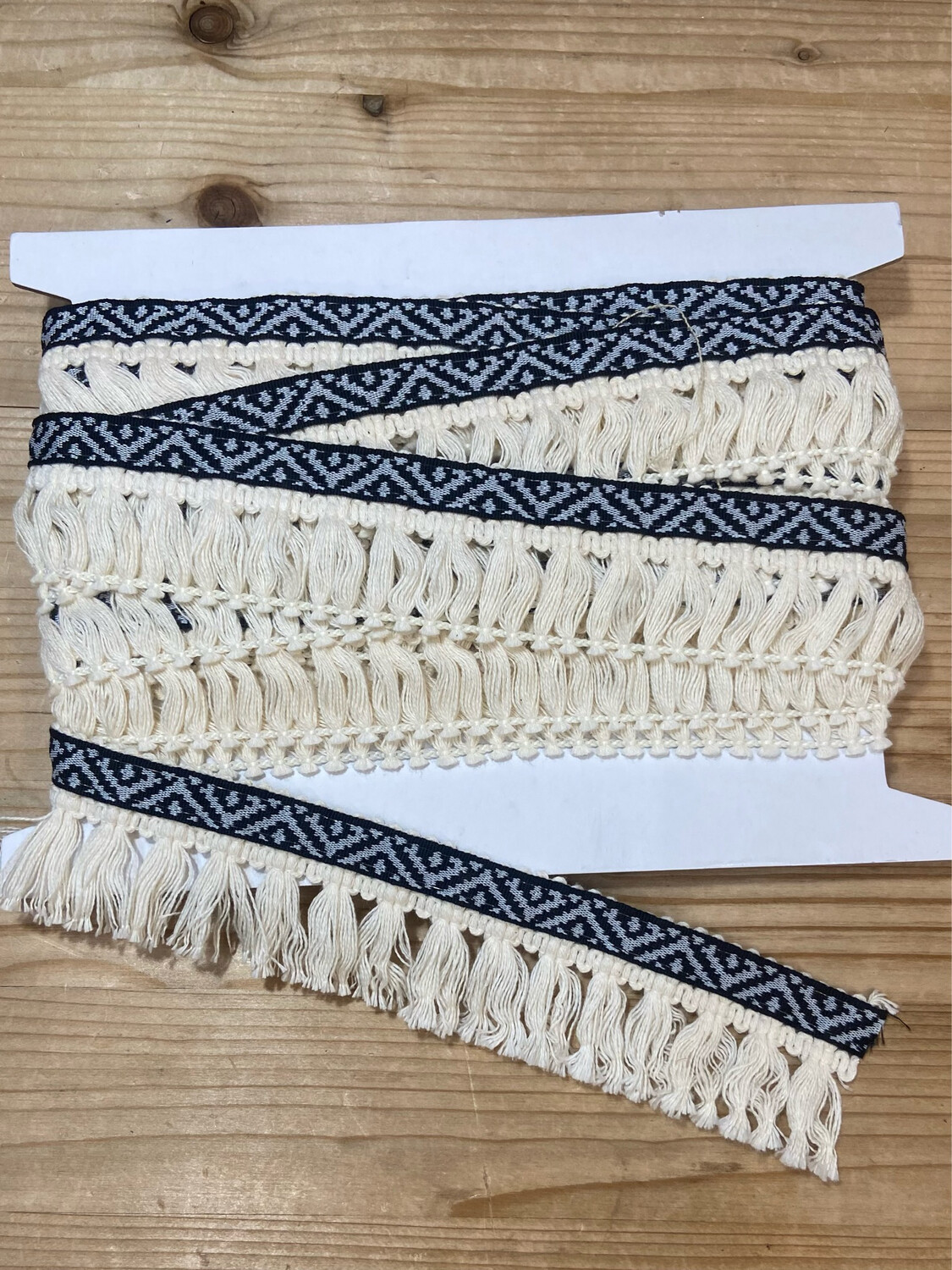 Bordino Geometrico con nappine panna