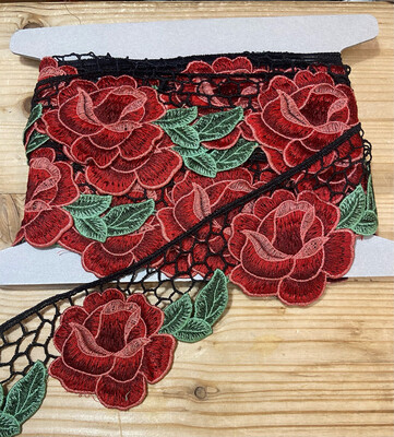 Passamaneria con rose ricamate