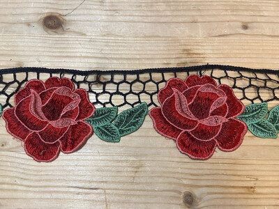 Passamaneria con rose ricamate