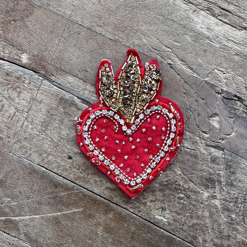 Applicazione Cuore Sacro con perline, fiamme e zirconcini