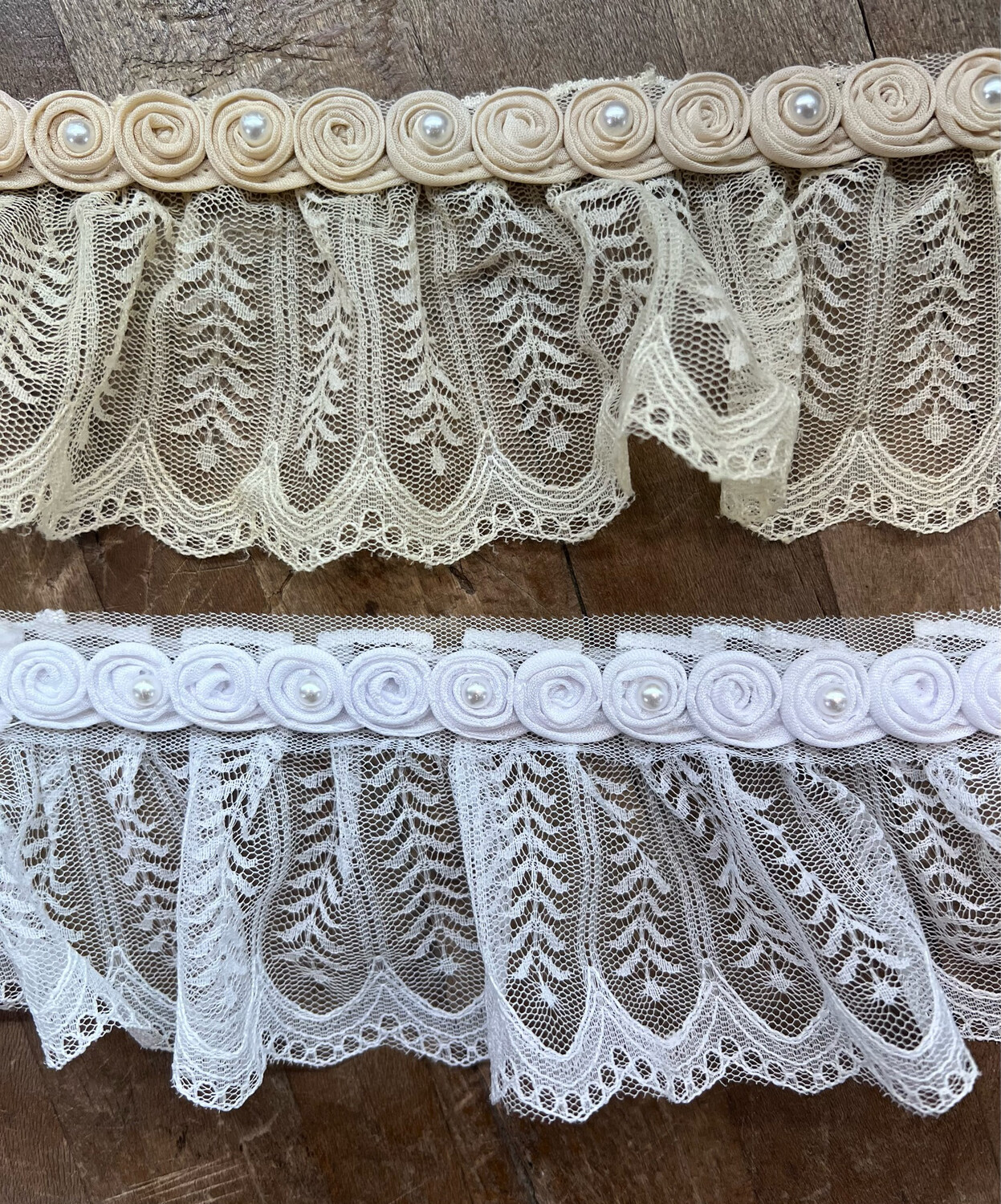 Pizzo Valencienne Arricciato con Roselline e Perline