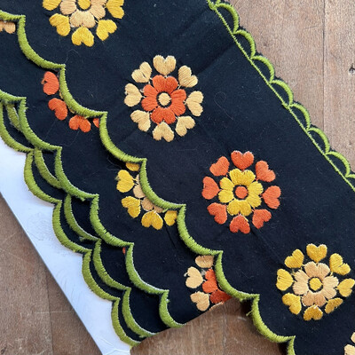 Passamaneria Vintage Nera con ricamo arancio