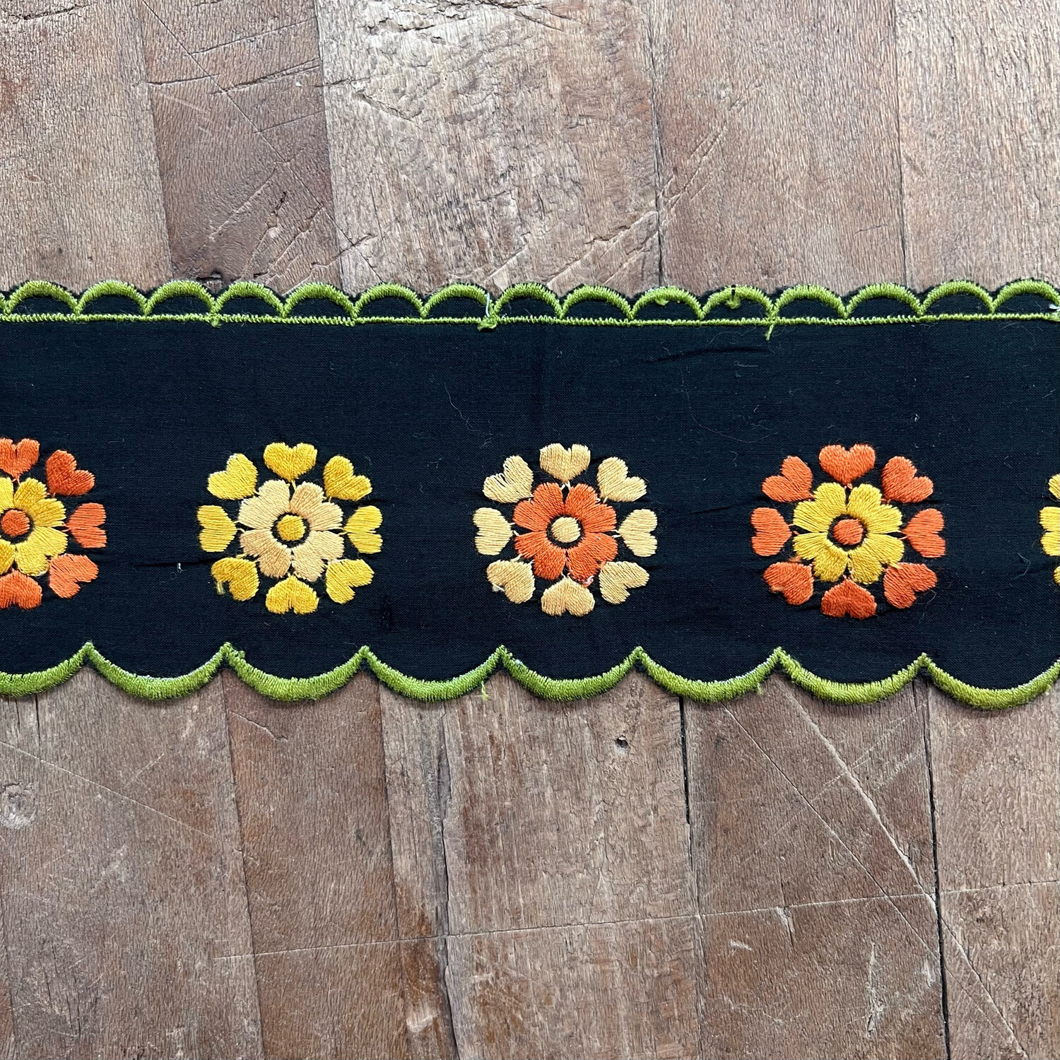 Passamaneria Vintage Nera con ricamo arancio