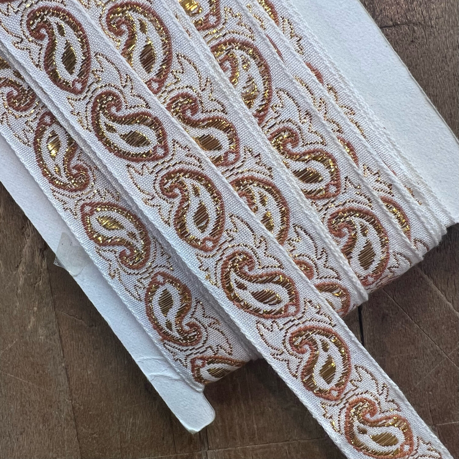 Passamaneria Vintage con ricamo cashmere dorato