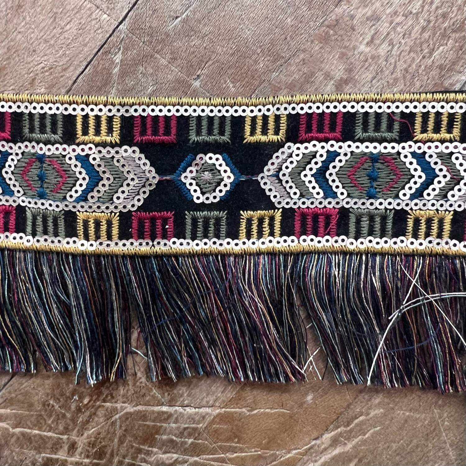 Bordo alto ricamato geometrico con paillettes e frange multicolor