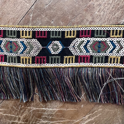 Bordo alto ricamato geometrico con paillettes e frange multicolor