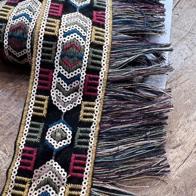 Bordo alto ricamato geometrico con paillettes e frange multicolor