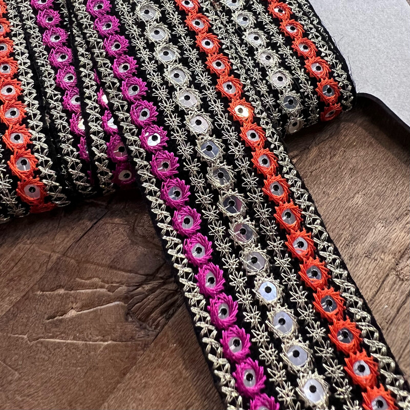 Bordo Ricamato tricolore con paillettes e specchietti