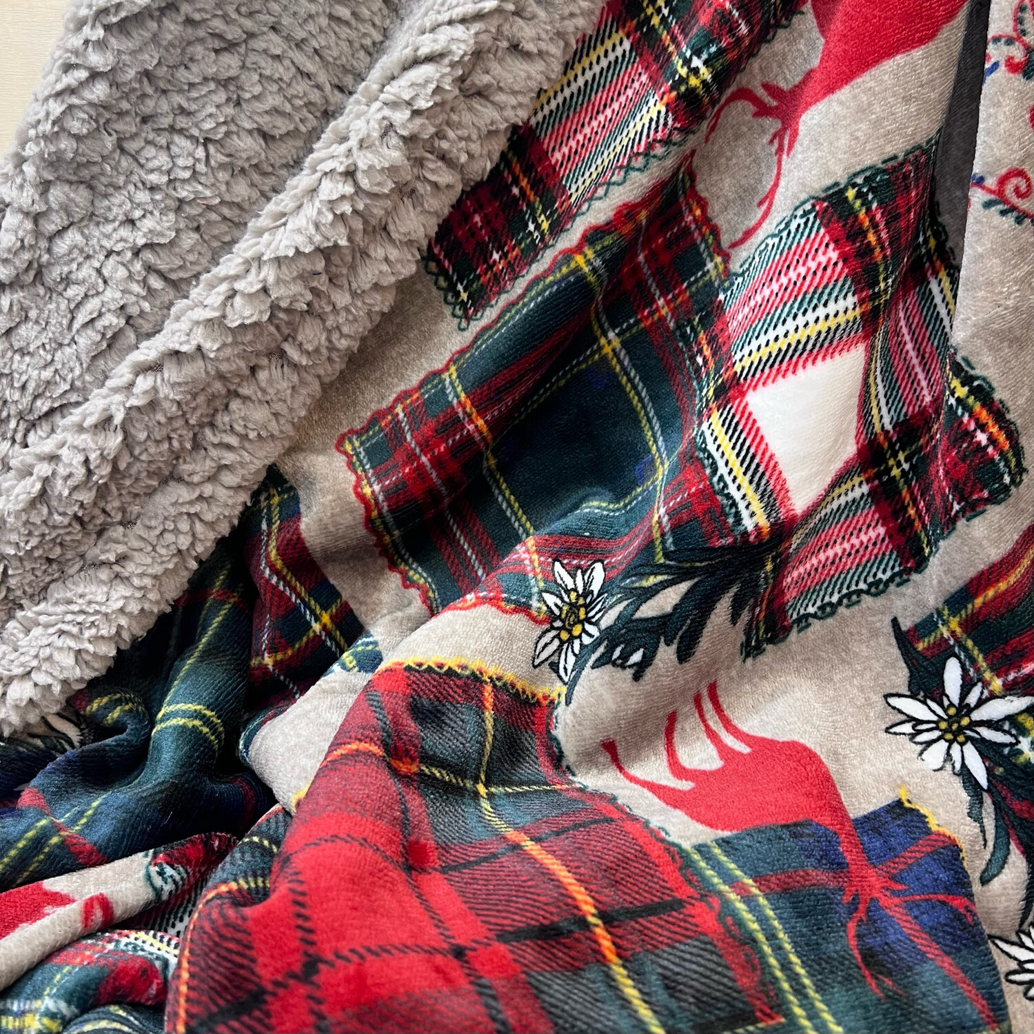 Biancheriaweb Plaid Con Retro Agnellato – Disegno Planet, 160x210 Cm, Morbido E Caldo, 100% Poliestere, Lavabile In Lavatrice, Per Autunno/Inverno