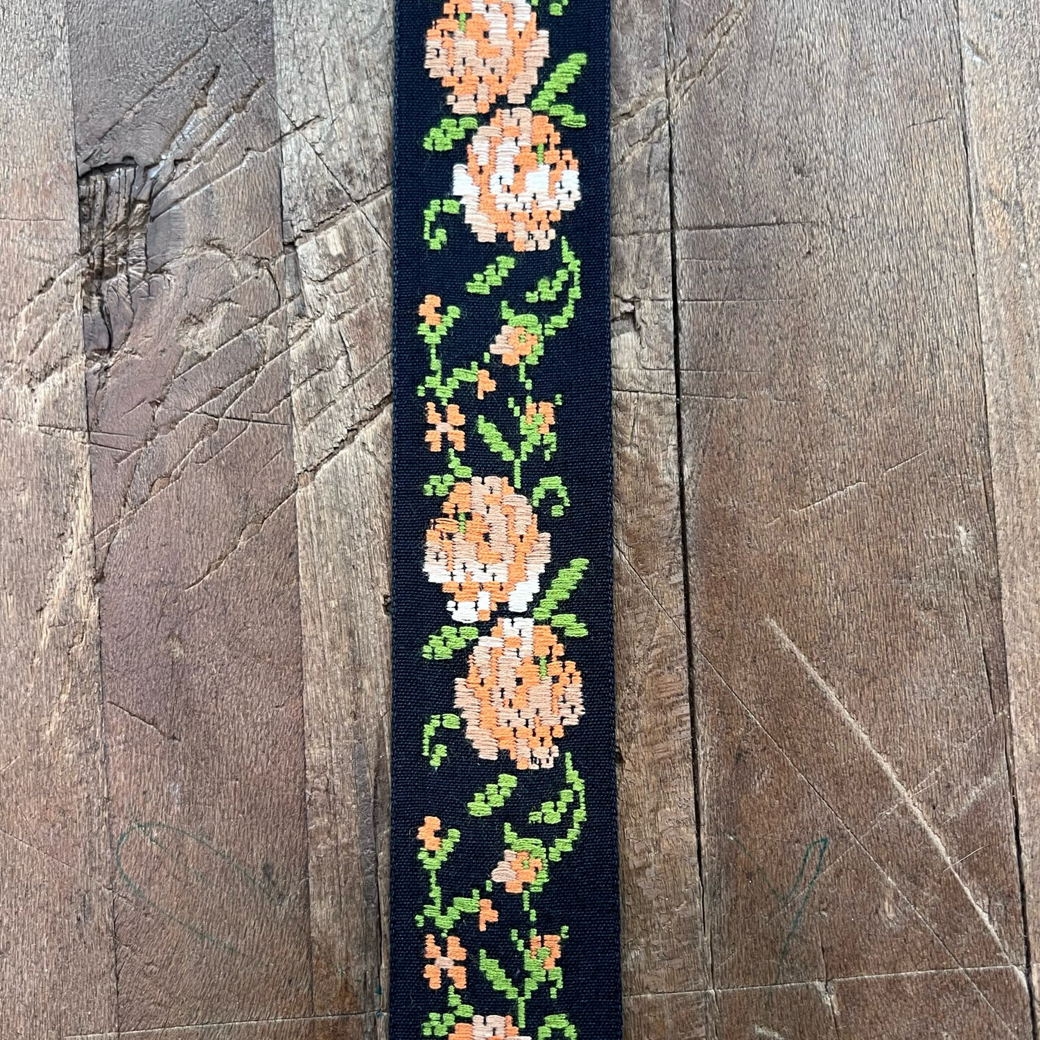 Passamaneria Vintage Base Nera e Rose Pixel