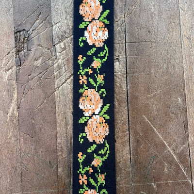 Passamaneria Vintage Base Nera e Rose Pixel