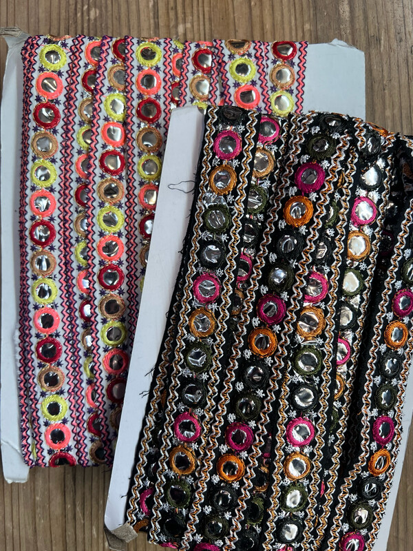 Bordo Basso con ricami e Specchietti Multicolor
