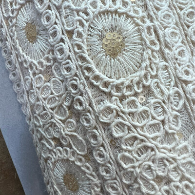 Passamaneria Ecrù con Ricami circolari e Paillettes Oro