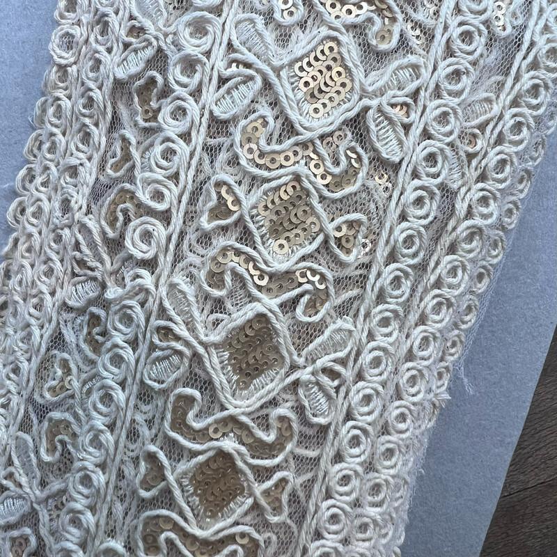 Passamaneria Ecrù con Ricami Geometrici e Paillettes Oro