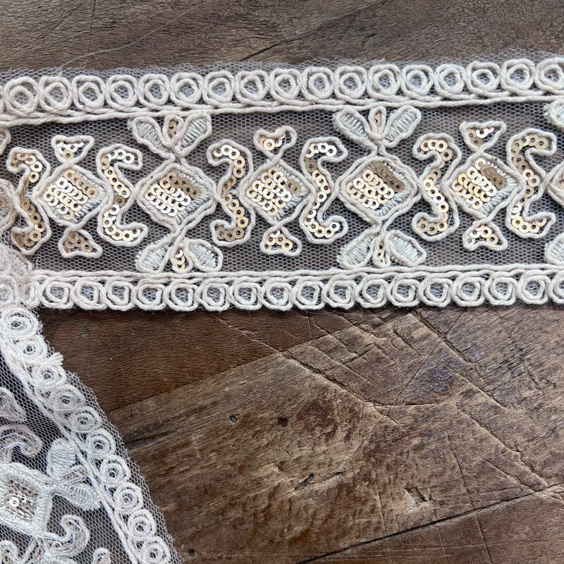 Passamaneria Ecrù con Ricami Geometrici e Paillettes Oro