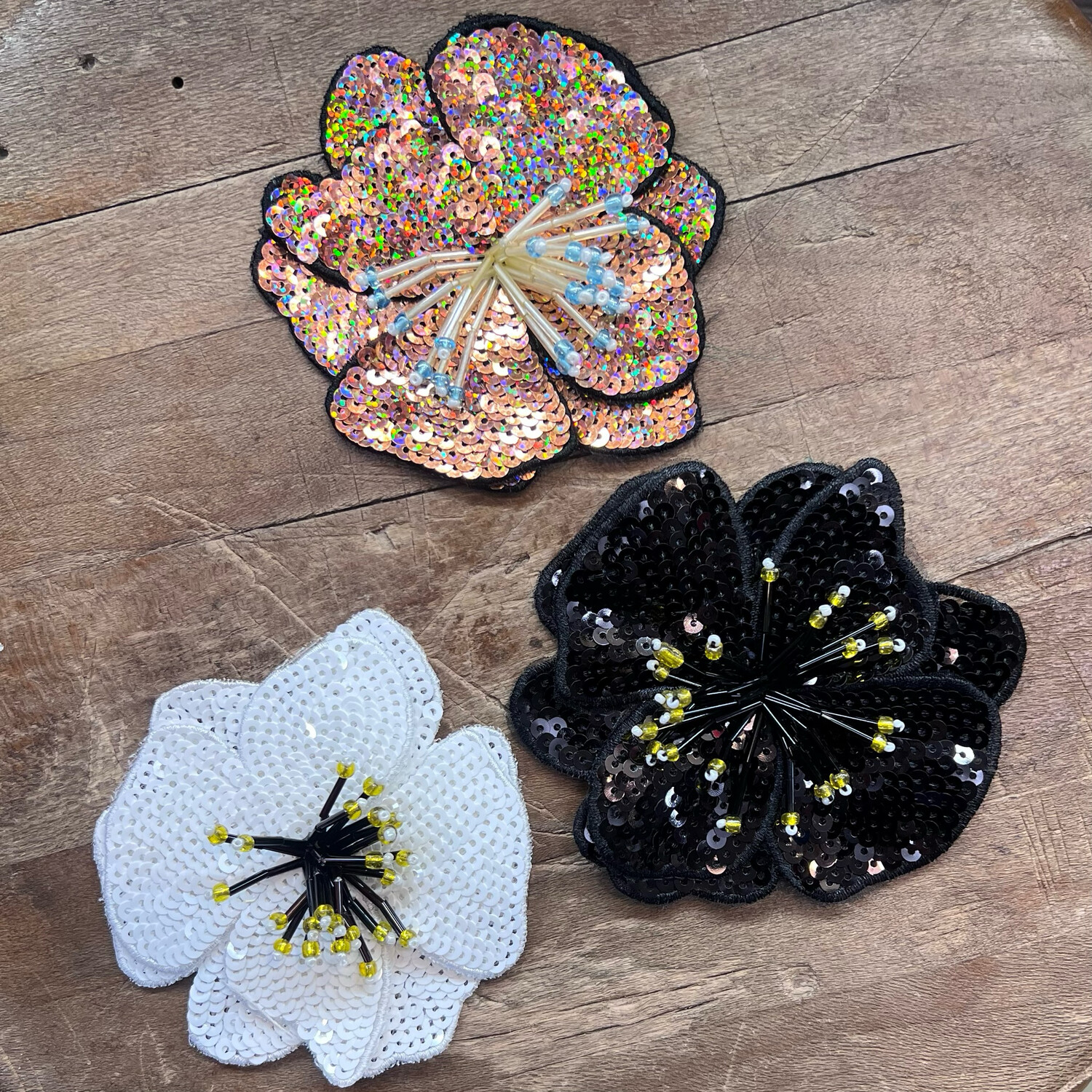 Applicazione Fiore con perline e strass
