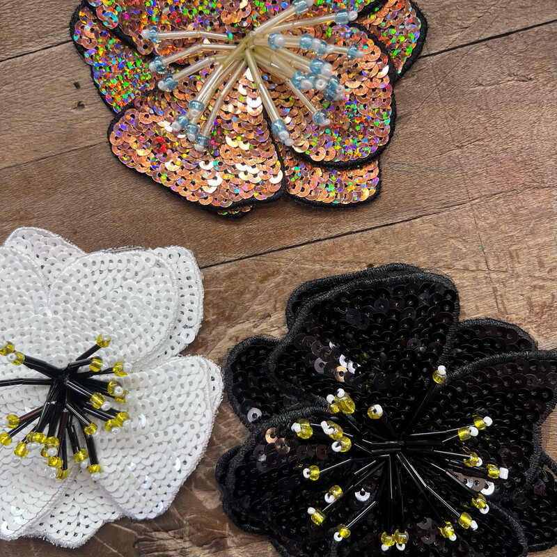 Applicazione Fiore con perline e strass