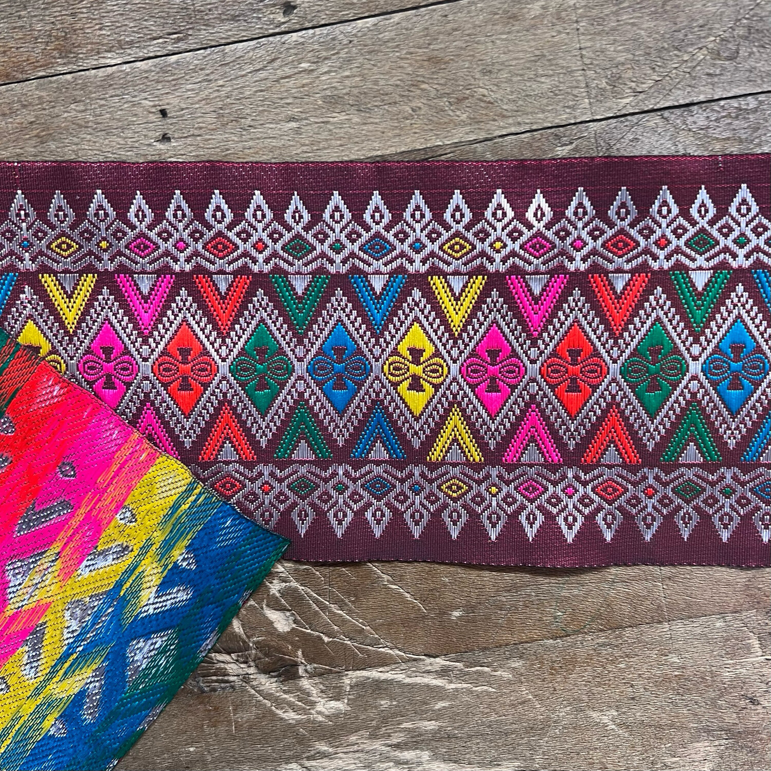 Bordo Thai Base Bordeaux e Rombi Multicolor