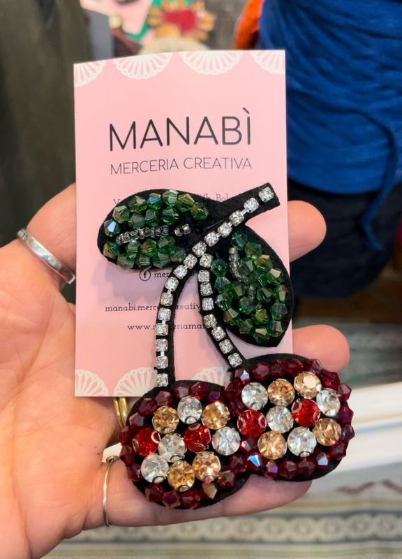 Spilla Manabì Ciliegia