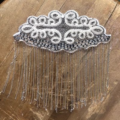 Spallina con perline bianca e grigia, catene pendenti