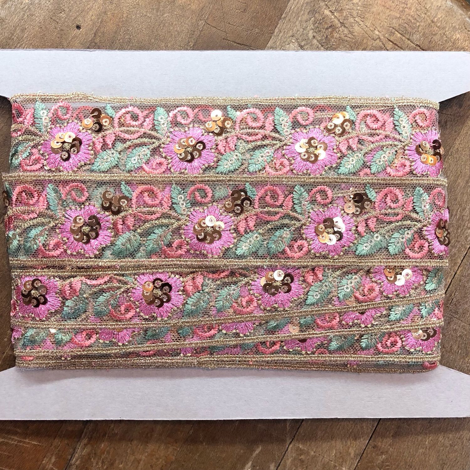 Bordo Ricamato Rose Rosa e Paillettes
