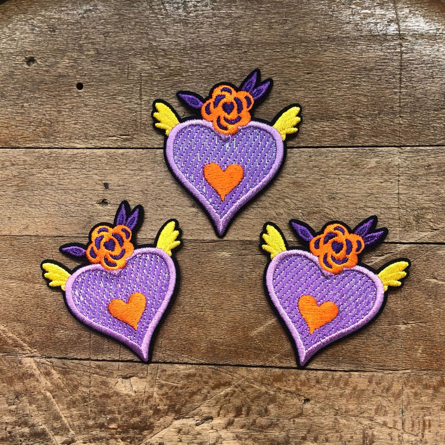 Applicazione Cuore Viola con Ali
