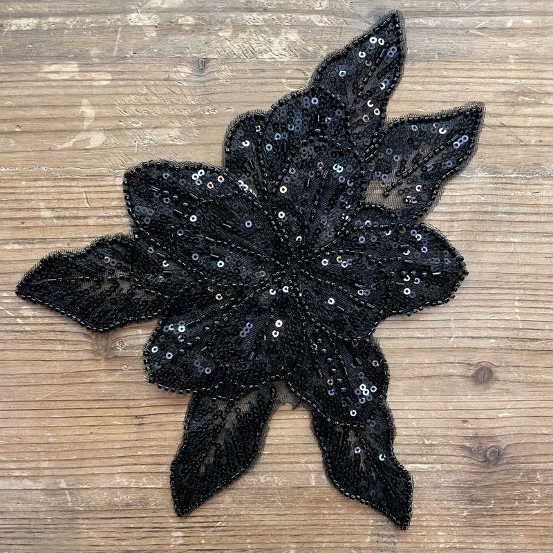 Applicazione Fiore con pizzo e strass