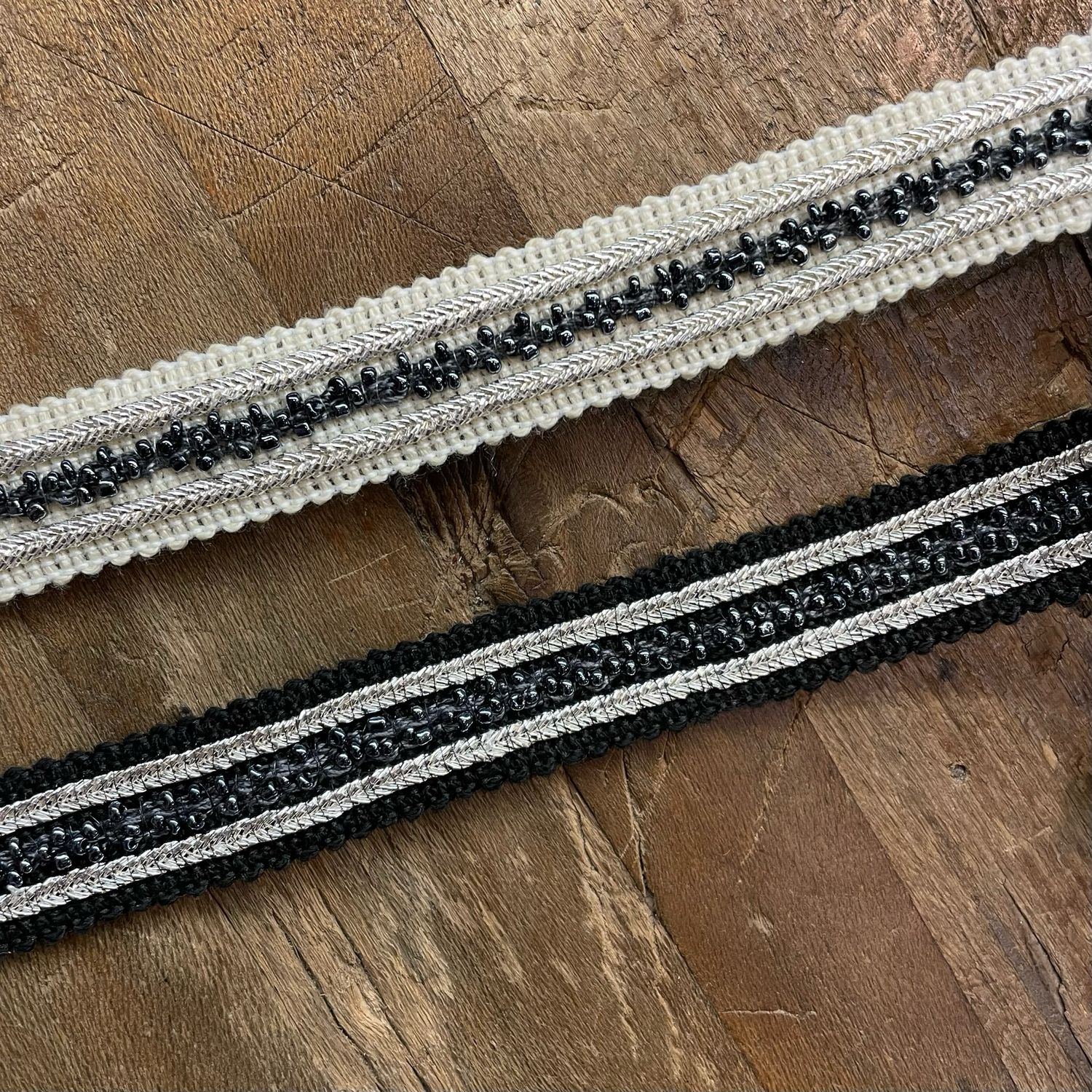 Passamaneria con perline e treccia argento