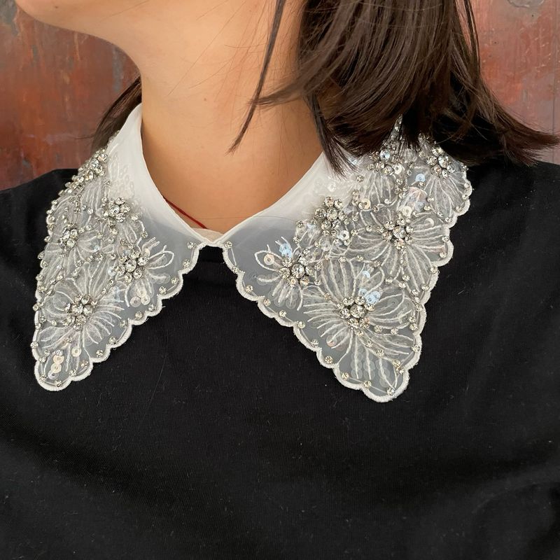 Colletto con perline e strass