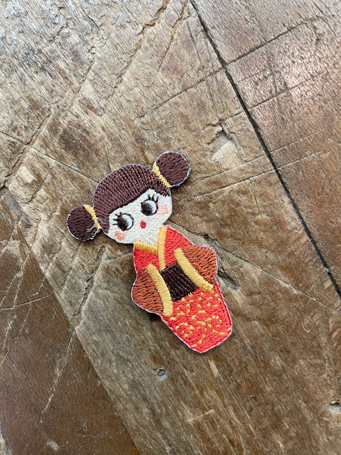 Applicazione Gheisa Codini e Kimono Rosso