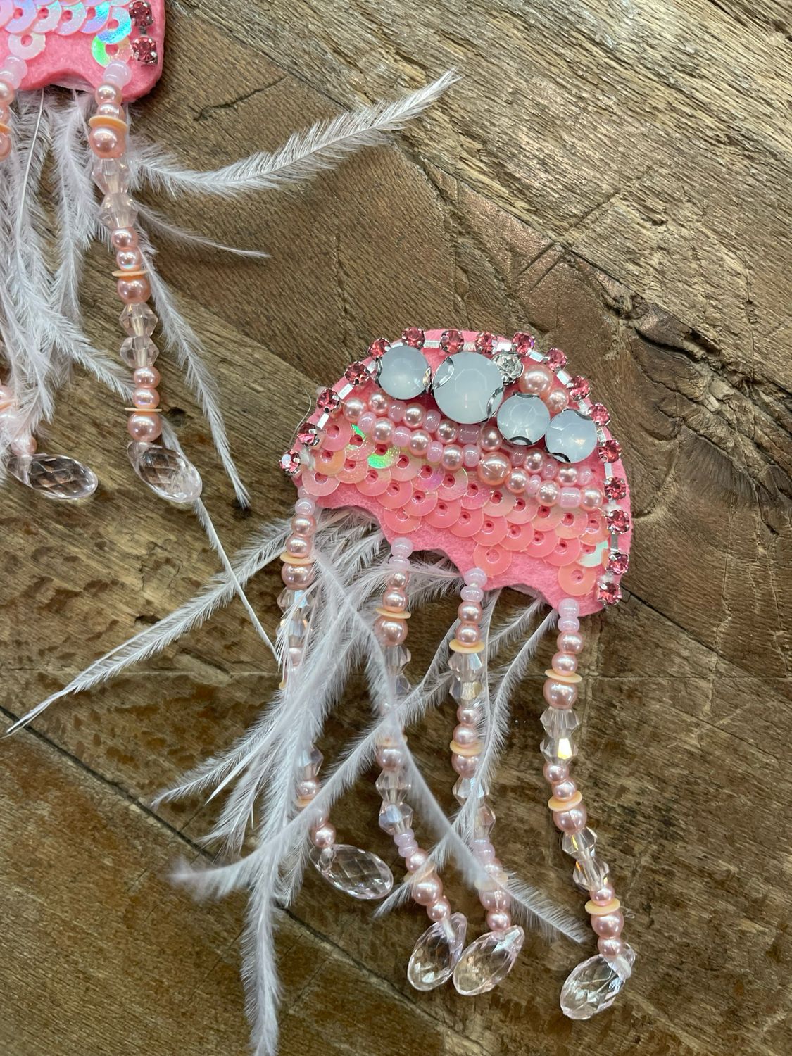 Applicazione Medusa con perline e piume Rosa