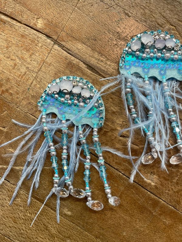 Applicazione Medusa con perline e piume Azzurra
