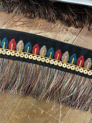 Bordo alto ricamato foglie con paillettes e frange multicolor