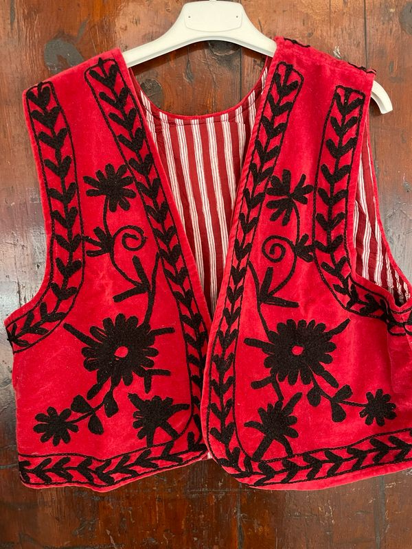 Gilet Suzani  VELLUTO Base Rosso ricamo Nero