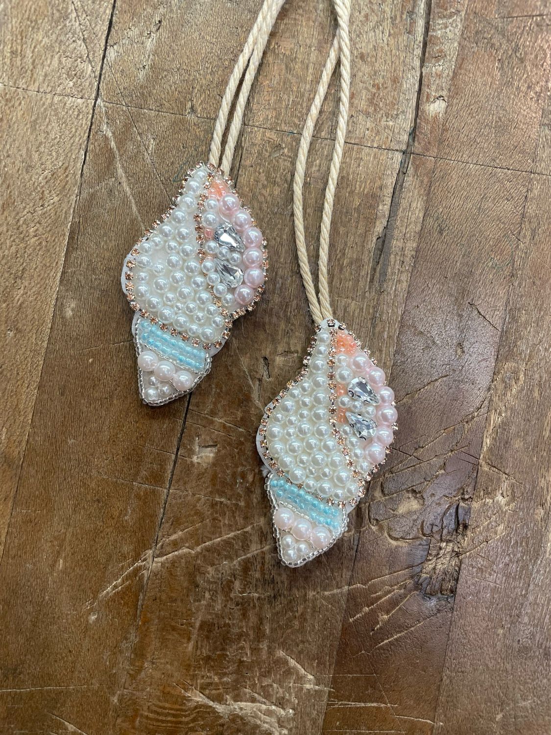 Charm Portachiavi Conchiglia Lunga con Perline ricamate