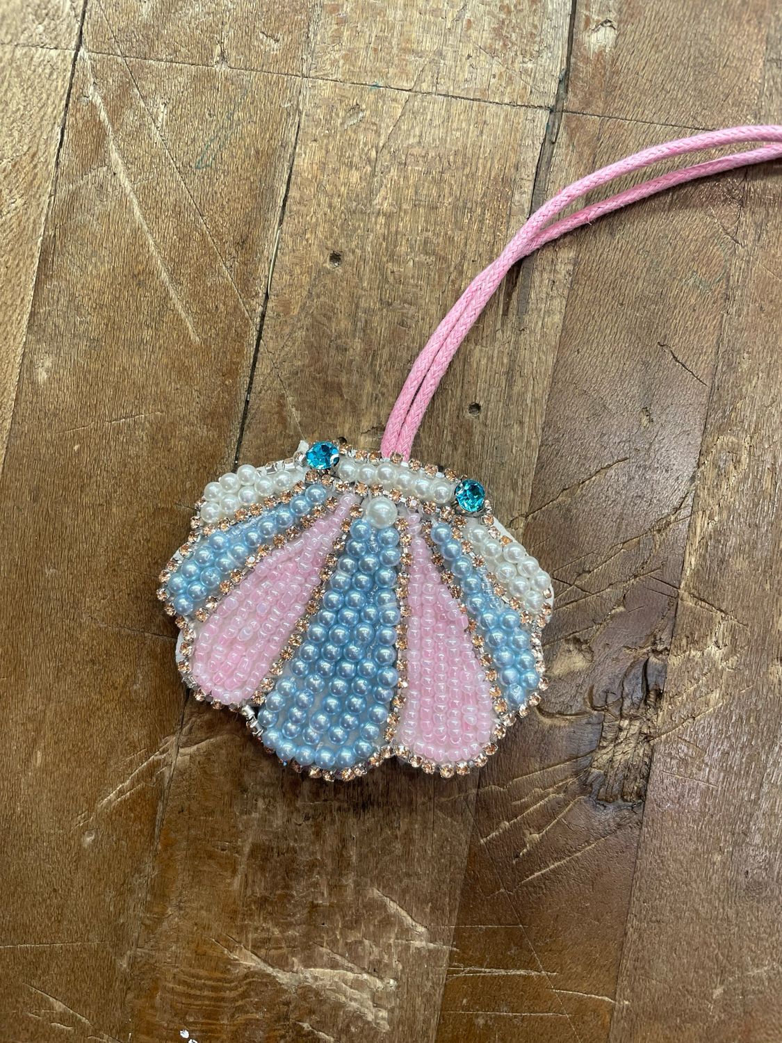 Charm Portachiavi Conciglia Rosa e Azzurra con Perline ricamate