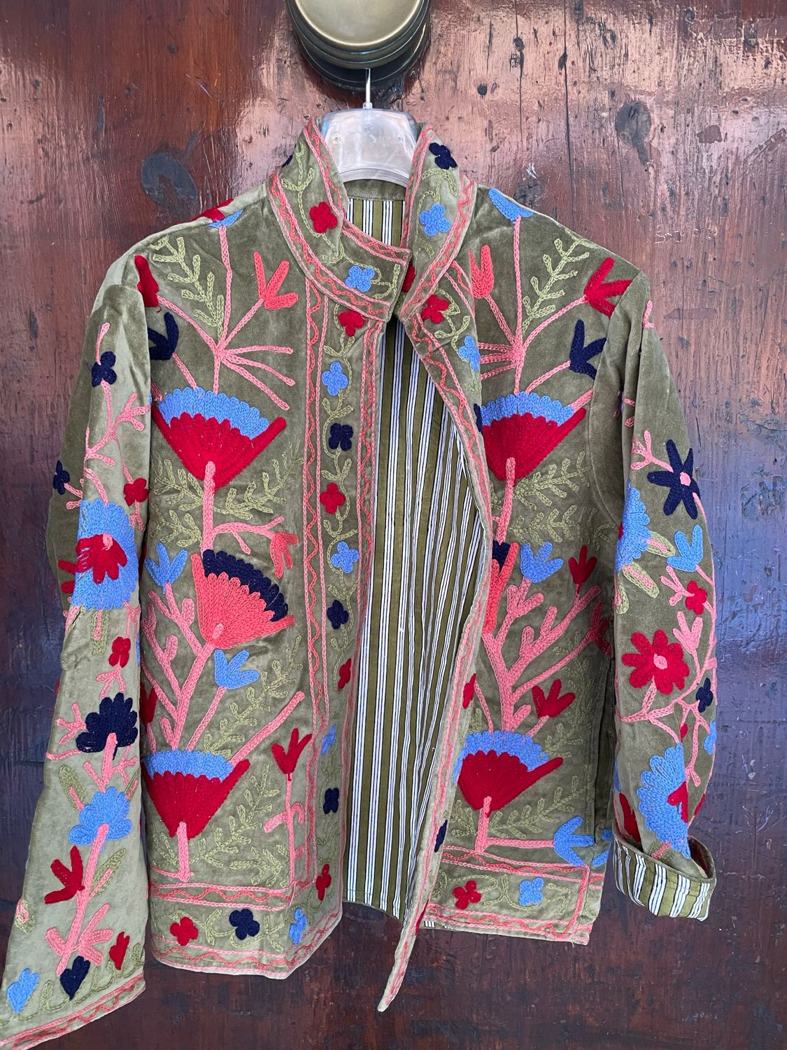 Suzani VELLUTO base verde oliva con ricami rosso, avio e rosa pesca