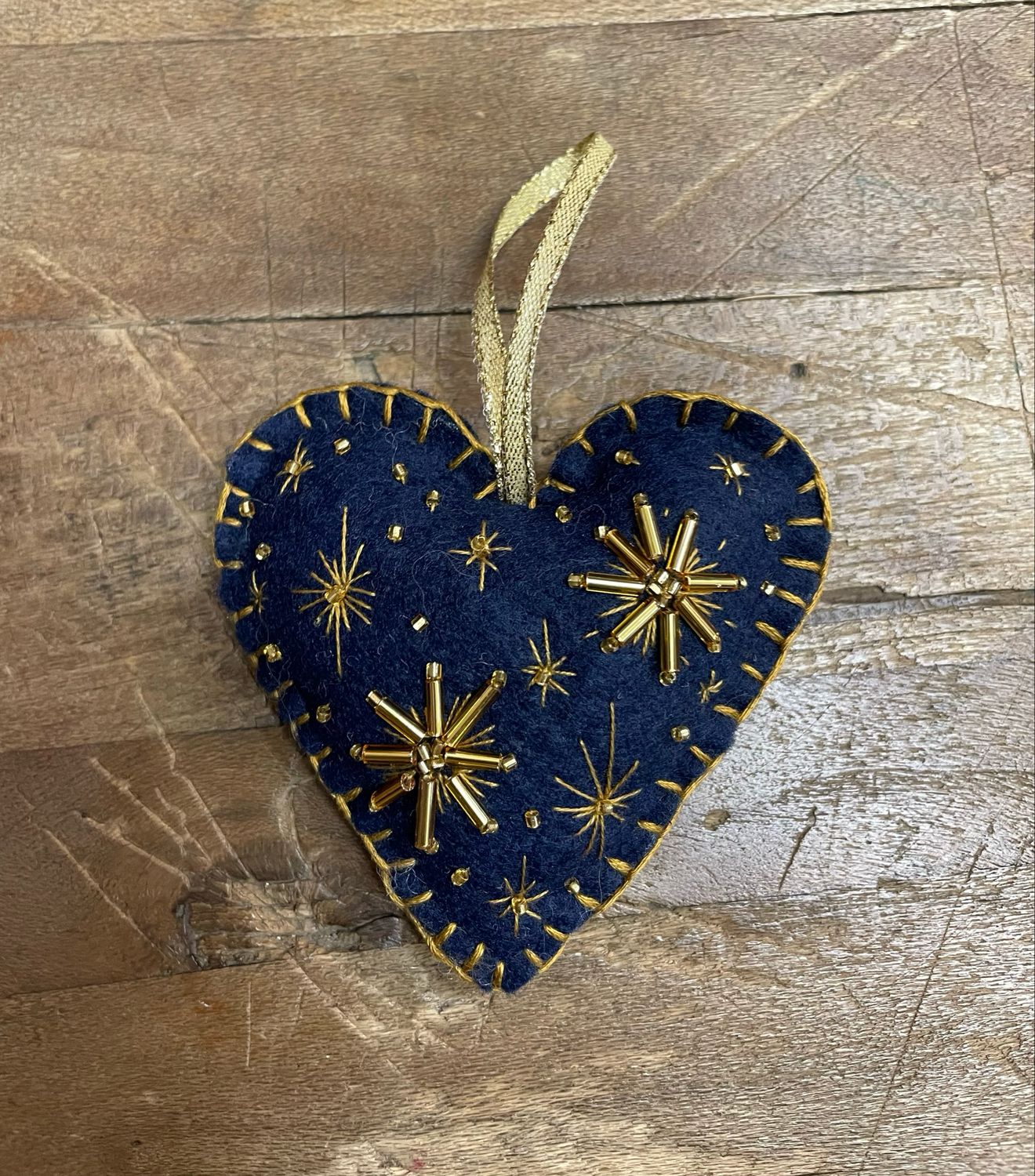 Ricamo Creativo Base: Decorazione Natalizia con Perline Ricamo Creativo Base: Decorazione Natalizia con Perline